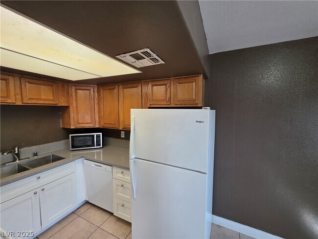 Building Photo - 5165 E Glendale Ave