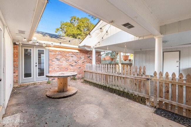 Building Photo - 115 Meadow Glen Dr