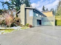 Building Photo - Stunning Mountain View Mid-Century Home in Prestigious Clyde Hill