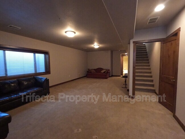 Building Photo - 1032 Hessen Dr