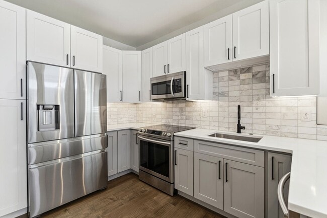 Building Photo - Like New Townhome Available Now-Denver