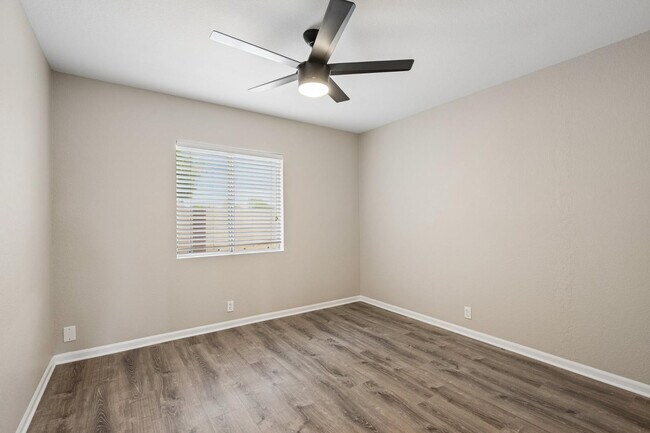 Building Photo - 8734 W Bloomfield Rd