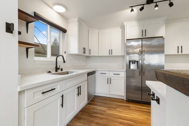 Building Photo - Newly Renovated 2BR/2BA Home with Private Balcony in Seattle