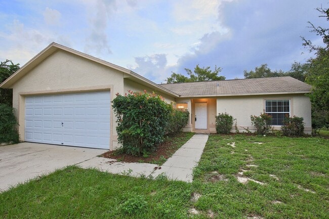 Building Photo - Spacious 3/2 Home with a 2 Car Garage Located in Lake Crescent Pines - Clermont