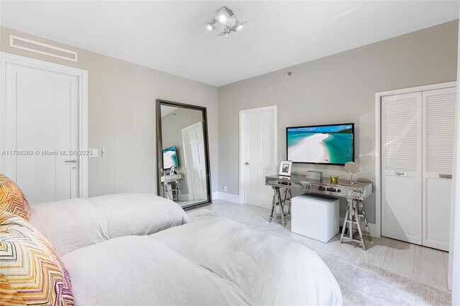 Building Photo - 2021 Fisher Island Dr