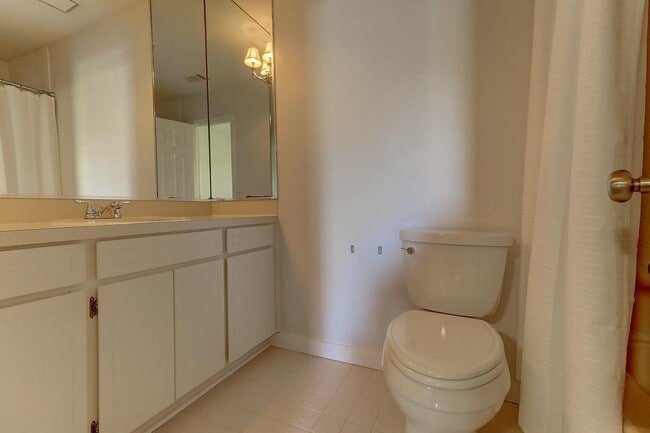 Building Photo - Beautiful 3 BR/2 BA home available in the ...