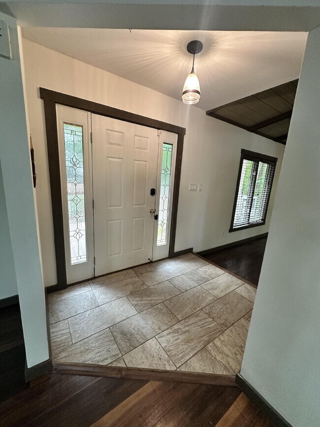 Building Photo - Beautiful Lake Front Property!