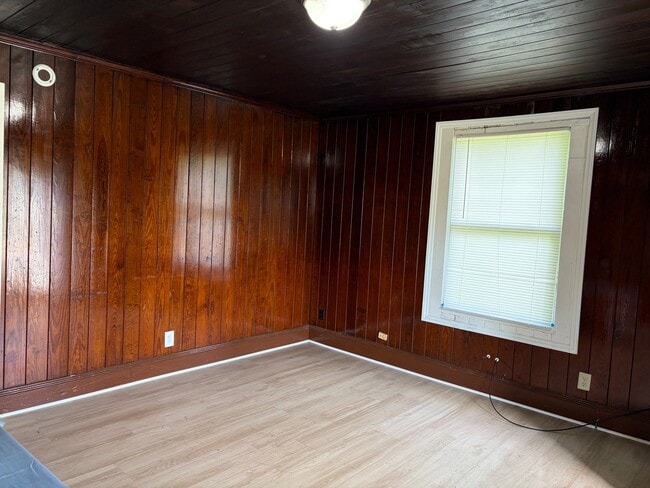 Building Photo - 1020 Grace Ave