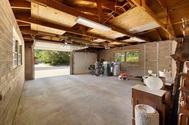 Building Photo - Reburbished 3bd/2ba, 2,275 sq ft home in C...