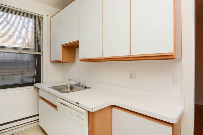 Building Photo - 1324 Oak Ave