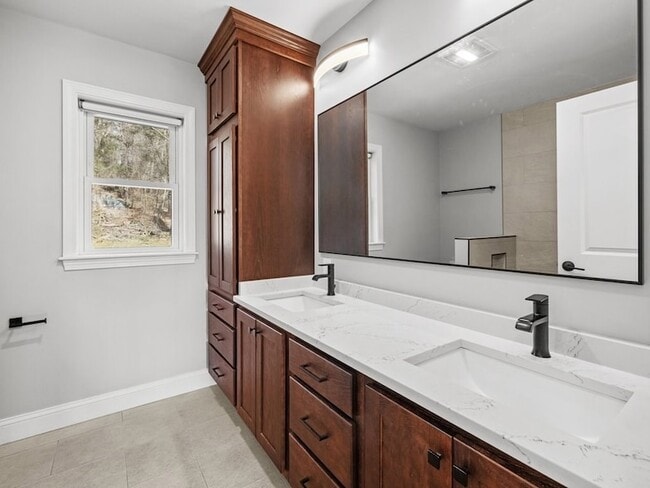 Building Photo - 165 Hartford St