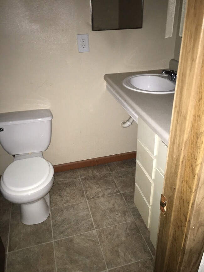 Building Photo - 1300 W Jeth Ct