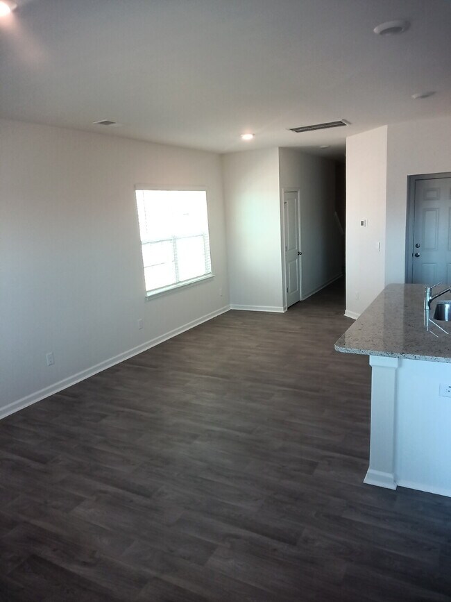 Building Photo - "Charming 3-Bed Townhouse with Granite Accents on Amberview Lane, Kernersville!"