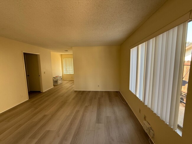 Building Photo - Beautifully Updated Camarillo Townhome