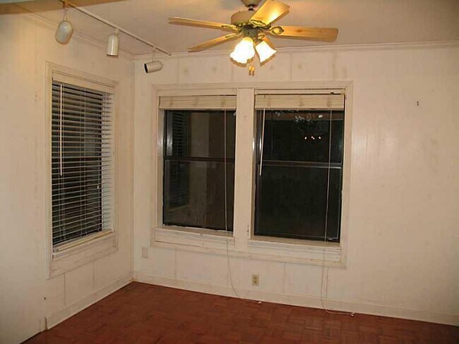 Building Photo - 906 Parkaire Crossing