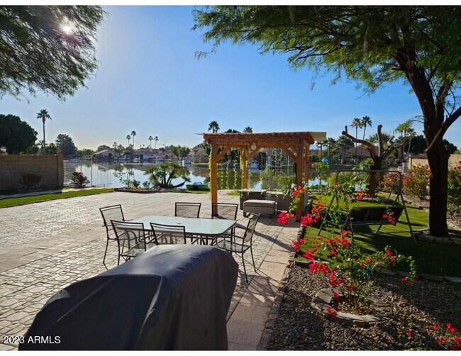 Building Photo - 11015 W Laurelwood Ln