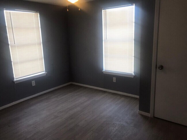 Building Photo - $0 First Month's Rent / $0 Deposit at Move-in