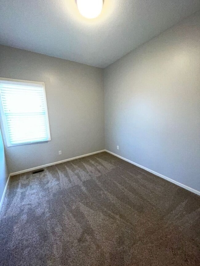 Building Photo - 5 Bedroom, 3 Bathroom California Split Sty...