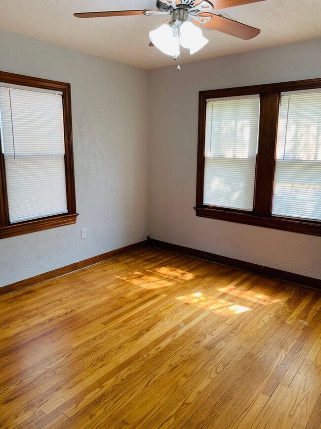 Building Photo - 1136 NW Oak Ave