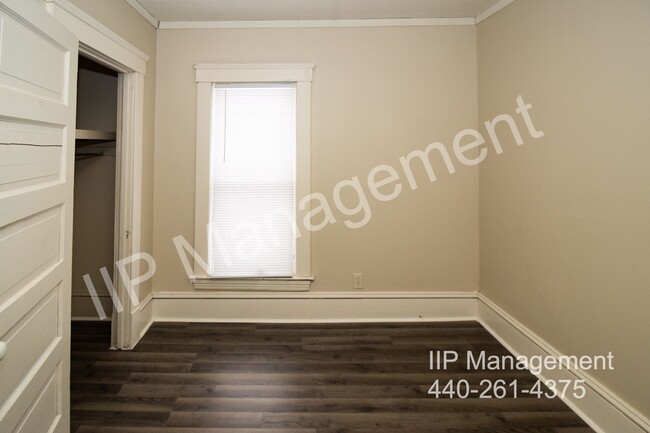 Building Photo - Charming and Spacious 2BR Upper Unit in Cl...