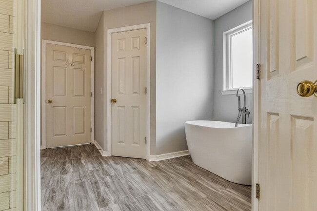 Building Photo - Welcome to your dream home! This stunning 4-bedroom, 3-bathroom residence is perfectly situated n...