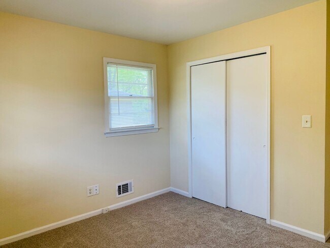 Building Photo - Wow, great location, newly renovated, 4 beds/2 bath, private fenced yard, sun room/office, must see!