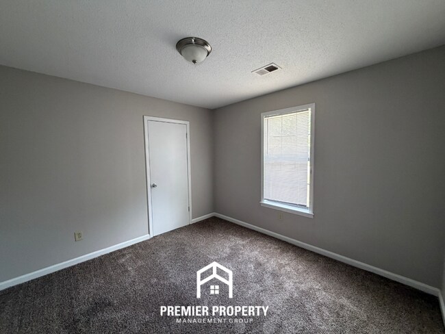 Building Photo - Charming 3BR/2BA Bartlett Area Home | Brick Fireplace & Bay Window