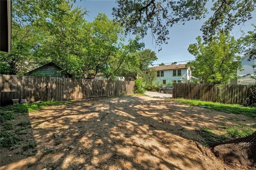 Building Photo - 610 W 35th St