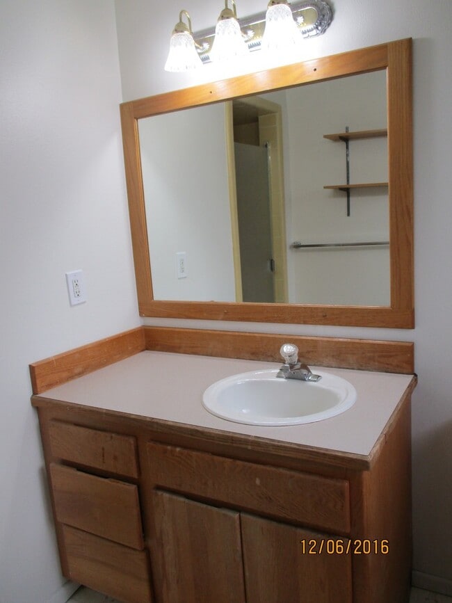 Building Photo - 3 Bed 2 Bath House