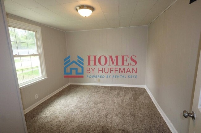 Building Photo - Three Bedroom House | Large Backyard