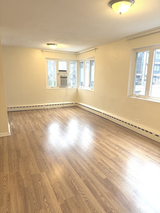 Building Photo - 708 W Bittersweet Pl