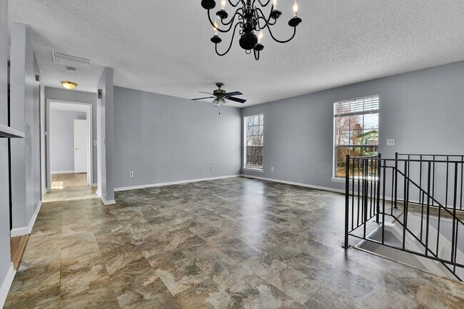 Building Photo - $2,540.95 with $300 off the first month's Rent- 4 Bedroom, 1.5 Bath, Single Family Home in Aurora...