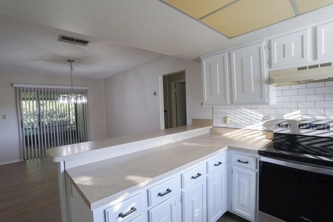 Building Photo - 5005 Ledgewood Way