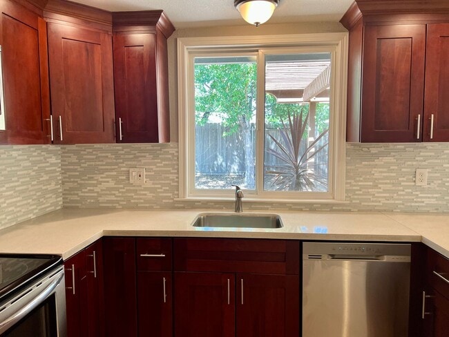 Building Photo - 3 Bedroom 2 Bathroom 2 Car Garage Home in Loomis
