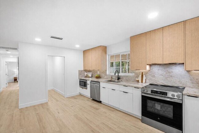 Building Photo - 718 SW 27th Pl