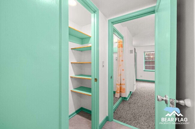 Building Photo - For Rent – 1 Bedroom Back Unit in Mid-Town...