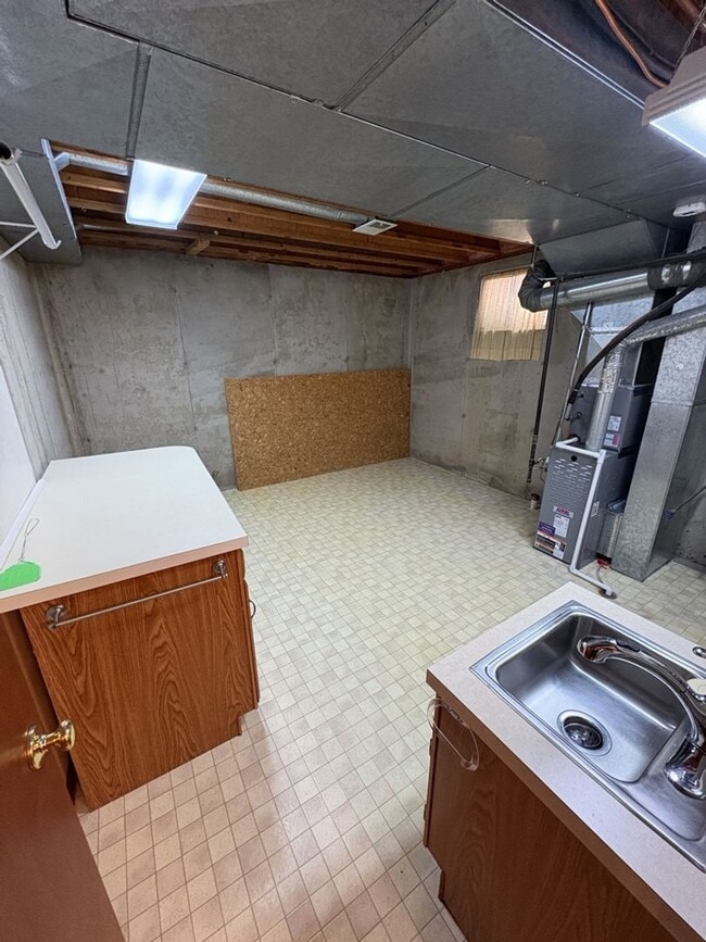 Building Photo - Updated 3BD/2BA with Garden Basement & Low Maintenance Living