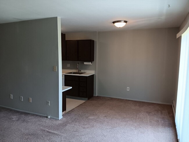 Building Photo - Chagrin Falls condo for rent