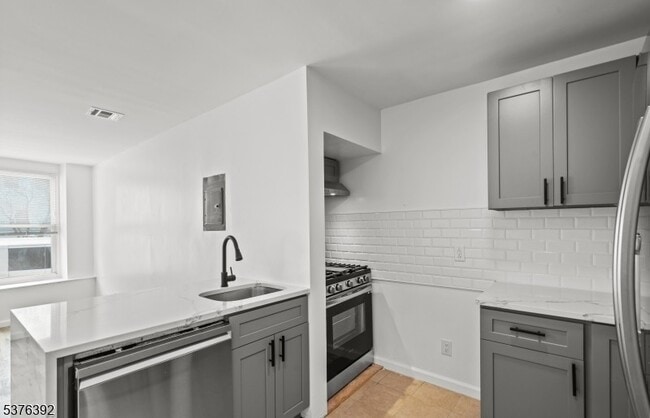 Building Photo - 702 4th Ave
