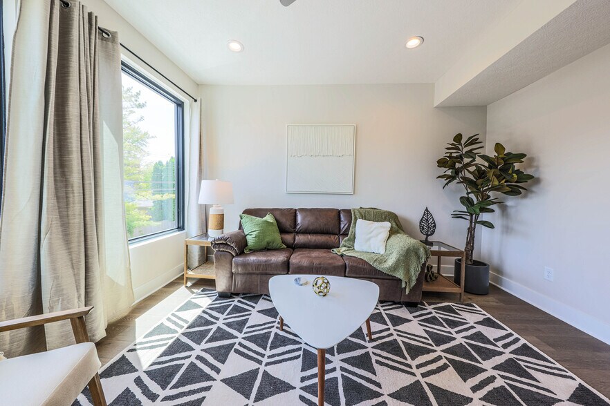 Building Photo - 362 Zimpfer St