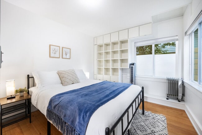 Building Photo - 11520 Roosevelt Way NE