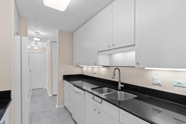 Building Photo - 111 E Chestnut St