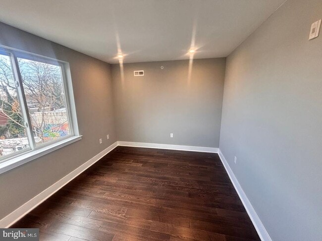 Building Photo - 3255 Ridge Ave