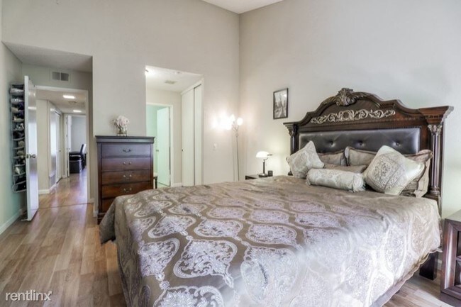 Building Photo - 37000 Meadowbrook Common