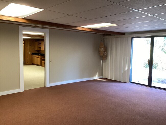 Building Photo - Beautiful Brick Ranch in Desirable Golf Course Community