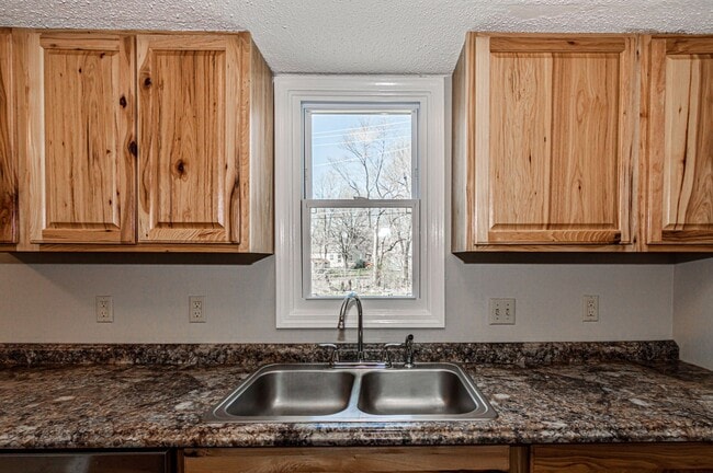 Building Photo - 1369 Parkside Dr