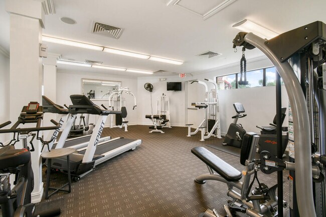 Building Photo - 28 Uno Lago Dr