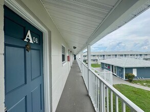 Building Photo - 1 Bed/1 Bath Second Floor Condo in recently renovated apartment community!