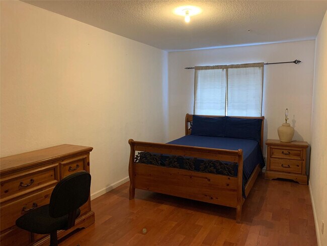 Building Photo - 1425 NW 36th Way