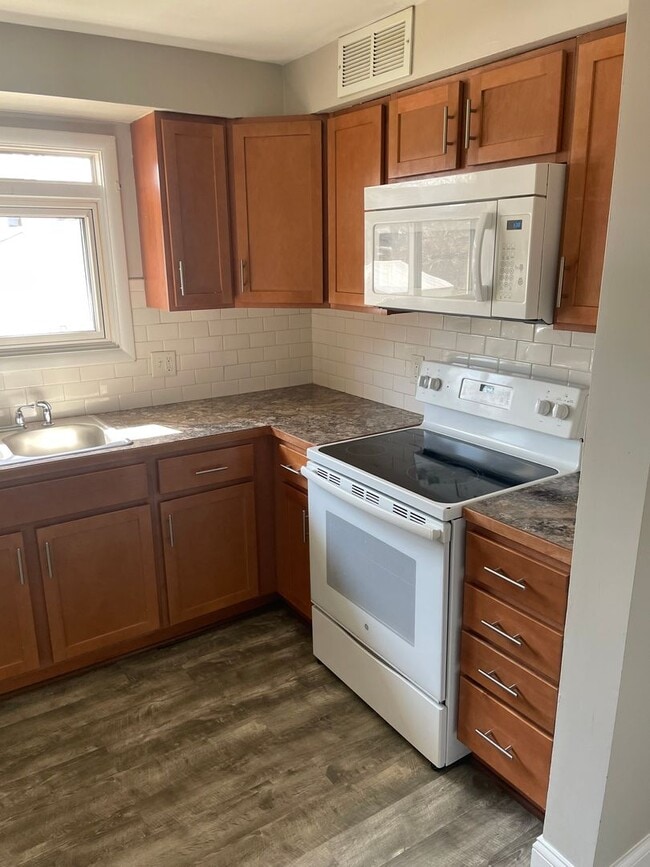 Building Photo - 4 bedroom 1 bath house